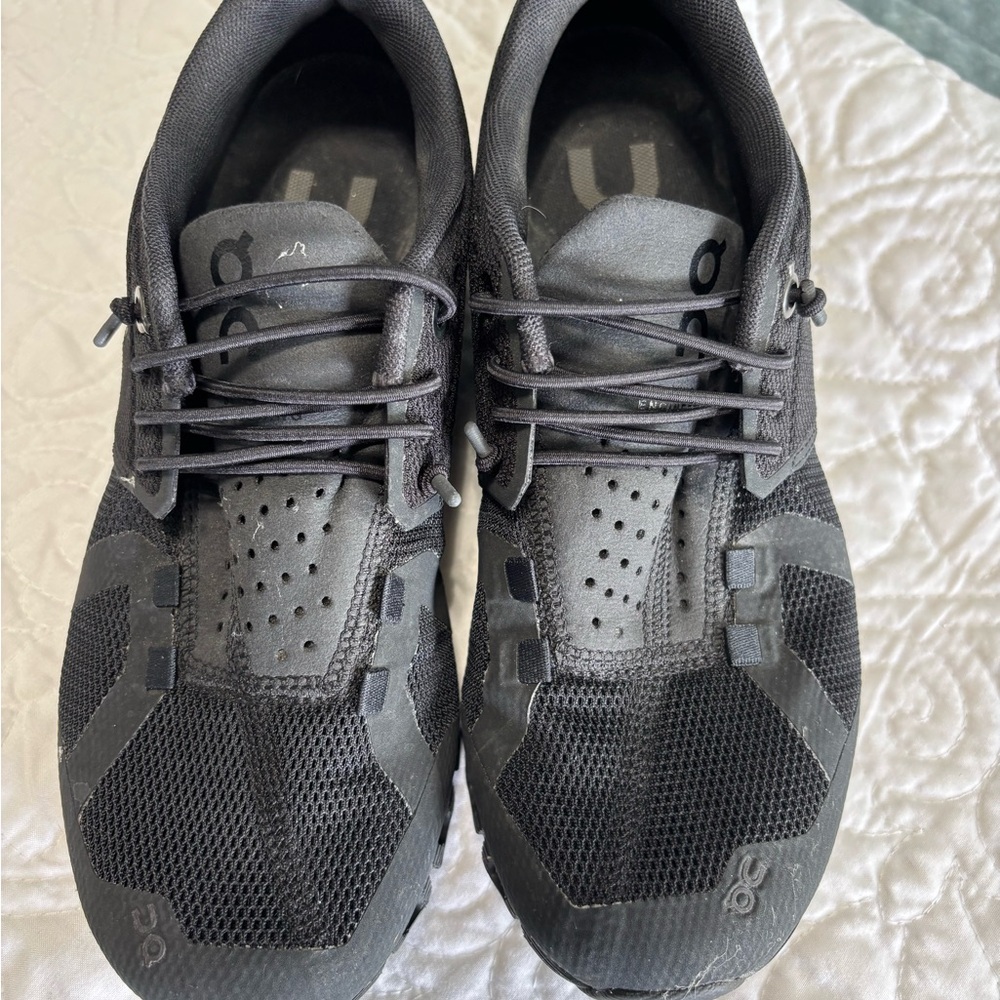 On Women's Sleek Black and Gray Athletic Shoes